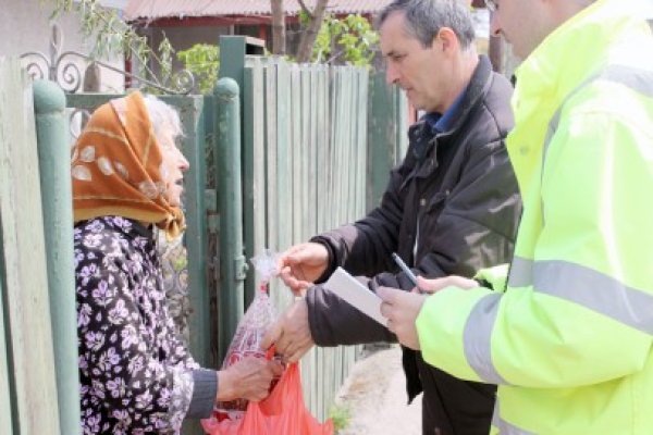 Primăria Ovidiu împarte pachete nevoiaşilor